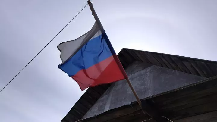 Воспитание по-русски: в Токмаке хулиганов заставили водрузить флаг на здание школы
