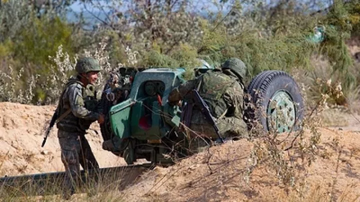 Русский боец вытащил раненого товарища с поля боя под Угледаром