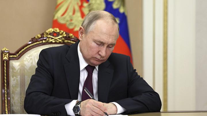 Путин подписал закон об изъятии положений о гражданах ЛДНР как иностранцах