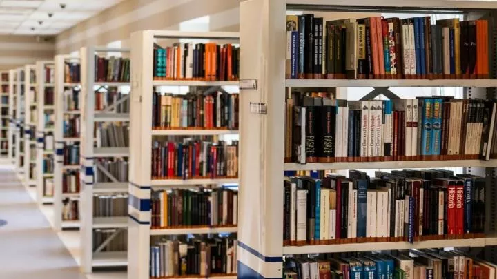 Библиотекари в Мариуполе додумались отправлять книги на двухнедельный карантин из-за COVID-19