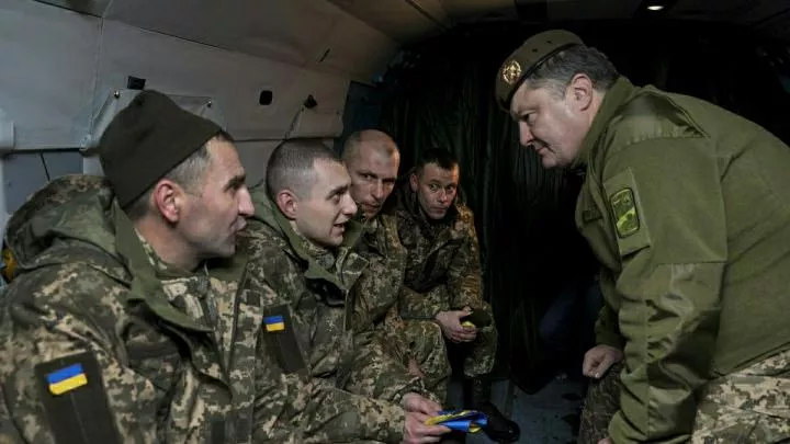 Порошенко с сыном призывного возраста заметили в лондонском отеле