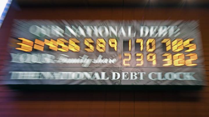 Госдолг США впервые в истории превысил 32 трлн долларов