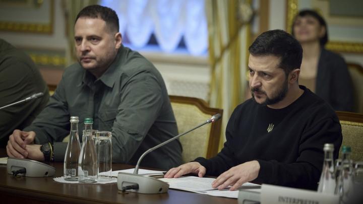 Зеленский - всё? WSJ нашел нового истинного спасителя Украины в лице Ермака