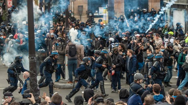 Во Франции начались массовые беспорядки после убийства 17-летнего подростка