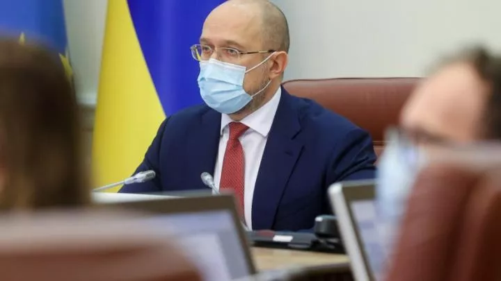 Высокие темпы распространения COVID-19: Шмыгаль заявил о риске перехода в «красную» зону