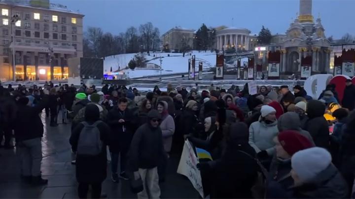 Зелю – геть! – в Киеве начались протесты, Сырский проведёт аудит живой силы ВСУ, в Крынках летают тучи дронов – последние сводки СВО 
