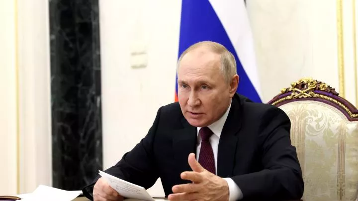 Путин призвал увеличить количество и улучшить качество военной техники 