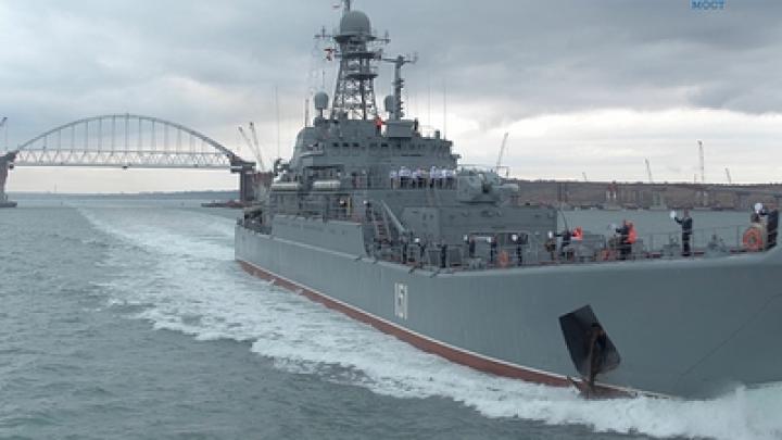 Десантные корабли ВМФ начали перевозку автомобилей через Керченский пролив