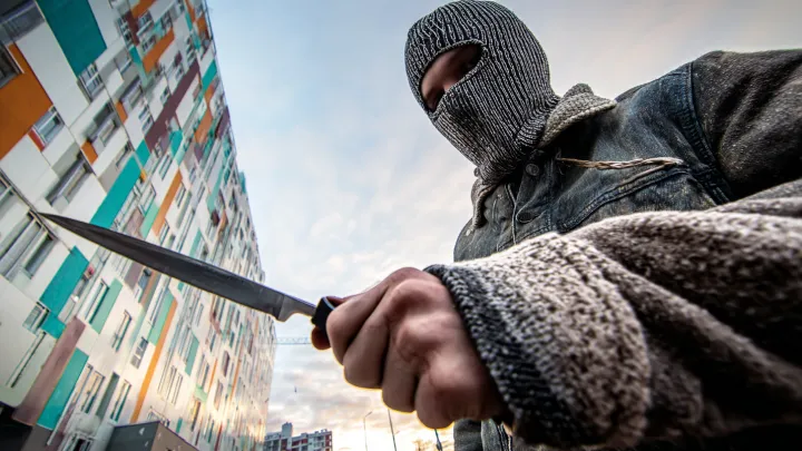 Взял в заложники ученика элитной школы: Спецназ выводит детей и ищет взрывчатку. Есть погибший