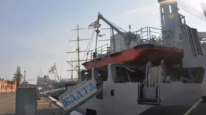 Украинский корабль Балта тонет у острова Змеиный
