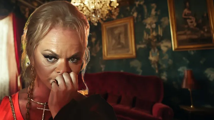 Долина появилась на сцене впервые после суда. Долго не пробыла, пришлось быстро ретироваться 