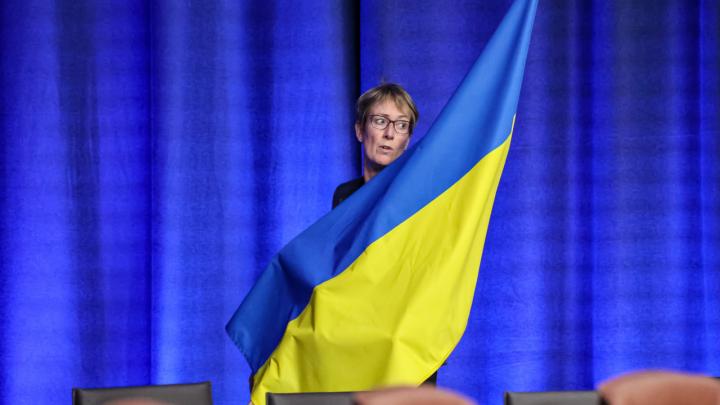 В Польше чиновников, именующих флаг Украины тряпкой, заменят украинцами